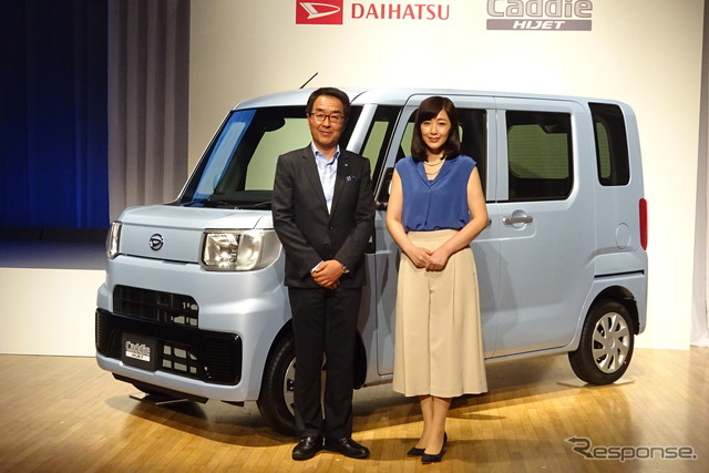 新型軽自動車の発表会に出席した、ダイハツ工業の上田亨上級執行役員(左)と女優の菊池桃子さん