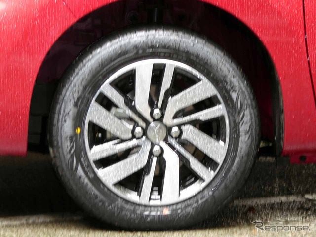 パッソMODA/ブーンCLIQのGパッケージに標準装備されるアルミホイール。タイヤは165/65E14