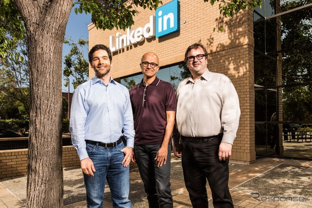 リンクトインのジェフ・ウェイナーCEO(左)とマイクロソフトのサティア・ナデラCEO(中央)