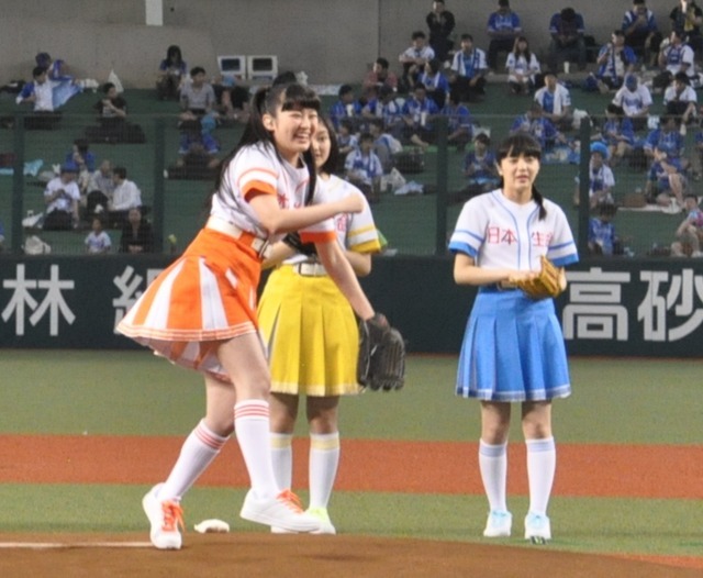 プロ野球交流戦スタート！ライオンズ×ベイスターズでエビ中が「始9式」柏木ひなたさん