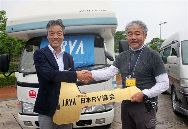 贈呈式 九州自然学校協議会 山口代表（右）と日本RV協会 増田会長（左）