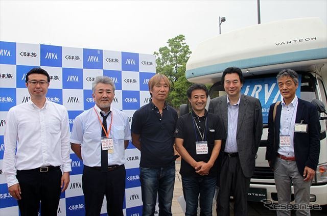 車両提供 ナッツ 荒木社長（右より2人目）、バンテックセールス小島係長（右より3人目）