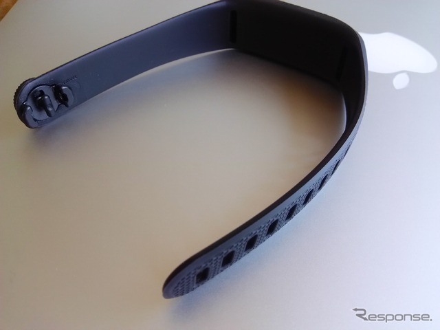 vivofit3のベルト。しなやかな素材となり、ダイヤルロックで外れないように改良された