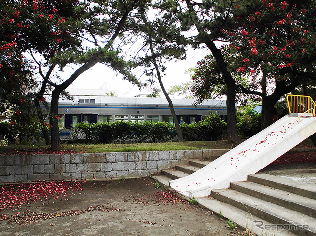 千葉市美浜区の真砂第2公園から見える「チューリップ保育園」の千葉モノレール1000形