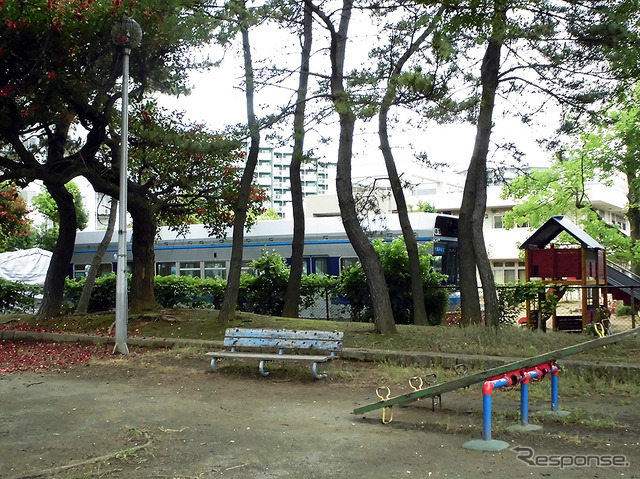 千葉市美浜区の真砂第2公園から見える「チューリップ保育園」の千葉モノレール1000形