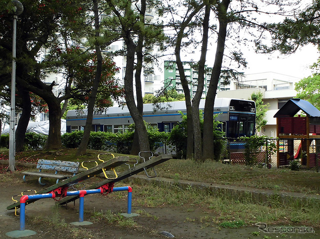 千葉市美浜区の真砂第2公園から見える「チューリップ保育園」の千葉モノレール1000形