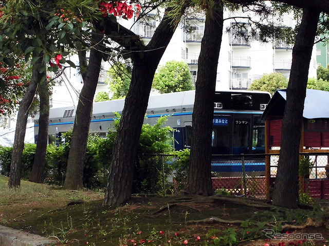 千葉市美浜区の真砂第2公園から見える「チューリップ保育園」の千葉モノレール1000形