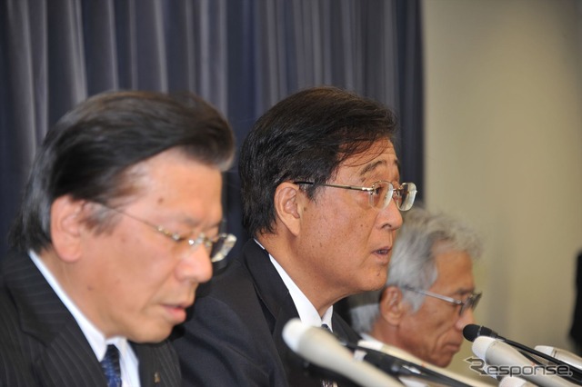 過去販売の車種についても不正を認めた三菱自動車の会見（17日・国交省）