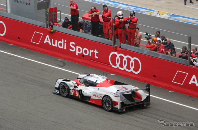 レース終了まで残り3分というところでストップしてしまったトヨタ5号車(ルマン24時間レース)