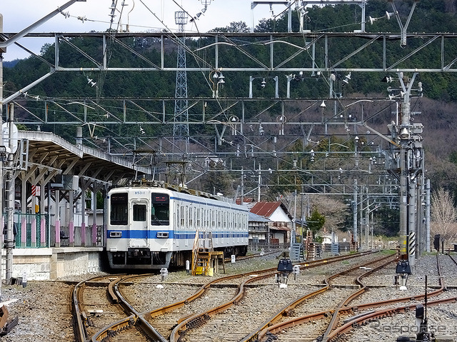 850系3連が止まる葛生駅