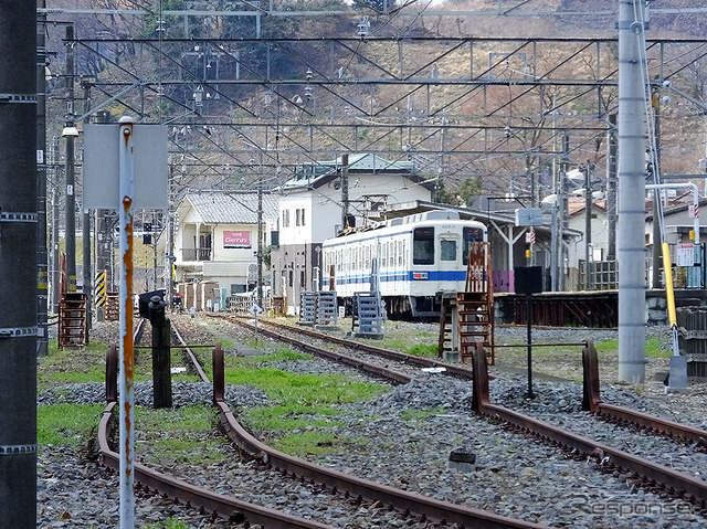 850系3連が止まる葛生駅