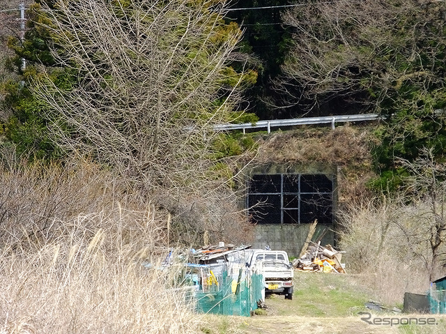 葛生駅の北には、軌道の痕跡がいまもあり、石灰石などを運ぶ列車が行き来した会沢線、大叶線、日鉄鉱業専用線などの線路を想像できる。当時の貨物線のレール脇にある工場には、役目を終えた貨車の姿もある