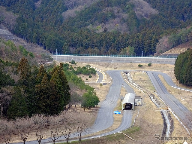 スバルファンミーティングの高速周回路バスツアーでは、角石路やマンホール路、わだち路など、さまざまな評価路もみえた(3月27日、栃木県佐野市・スバル研究実験センター)