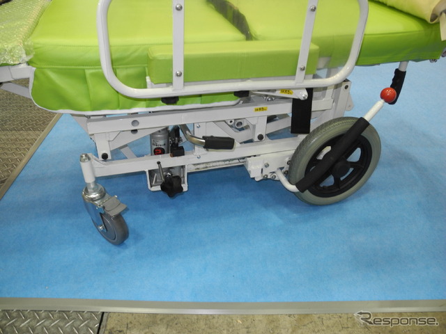 トリコが開発した「ユニバーサルキャリッジ楽寝楽座」