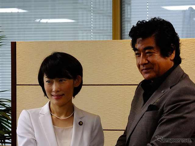 動画募集サイト「君たちの動画を待っている!藤岡弘、地球温暖化防止道場」のリーダーに就任し、環境省 丸川珠代環境大臣の部屋を訪れた藤岡弘、(6月20日、環境大臣室)