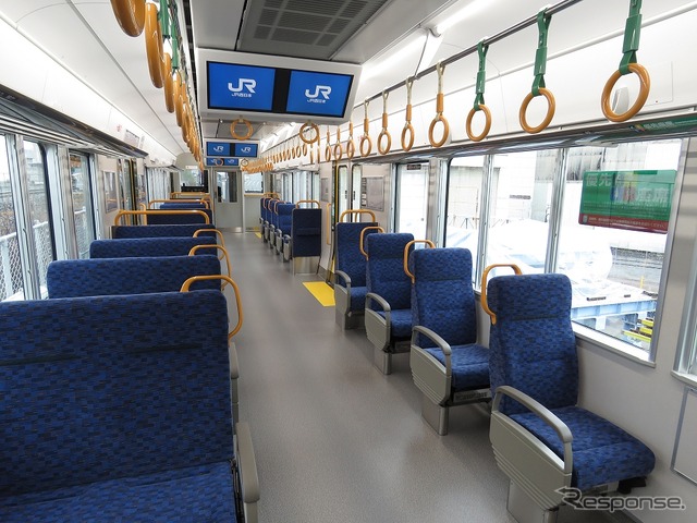 車内設備は基本的には従来の阪和線用225系と同じ。横1列に2＋1席の転換クロスシートを設けている。