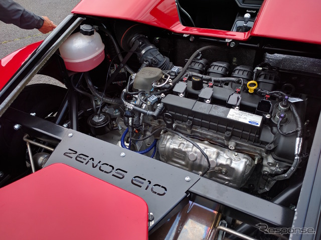 フォードの直噴4気筒2.0lエンジンをミッドシップ。