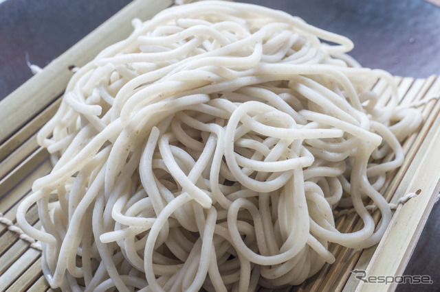 筆者が食堂で食べた「咲来(さっくる)そば」。国鉄OBが手がけるソバ畑で栽培されたものを入れているという。