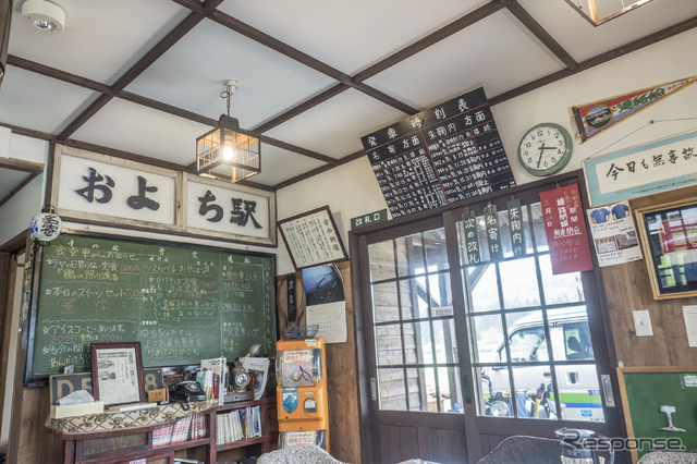 食堂兼ロビーの奧には、2006年4月に廃止された北海道ちほく高原鉄道大誉地(およち)駅の改札口付近に掲げられていた本物の看板が掲げられている。右側の発車時刻表や改札案内札も手作り。