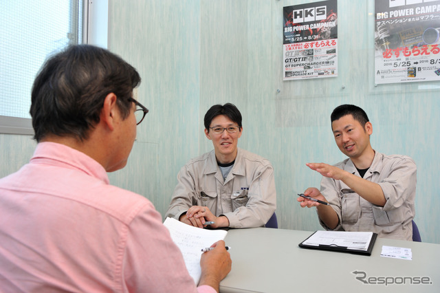 HKS 自動車開発部6課の今井達也課長(左)と矢部健司主任(右)