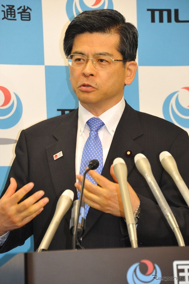 三菱自動車軽4車種で、国土交通省としての燃費値を公表する石井啓一大臣（21日）