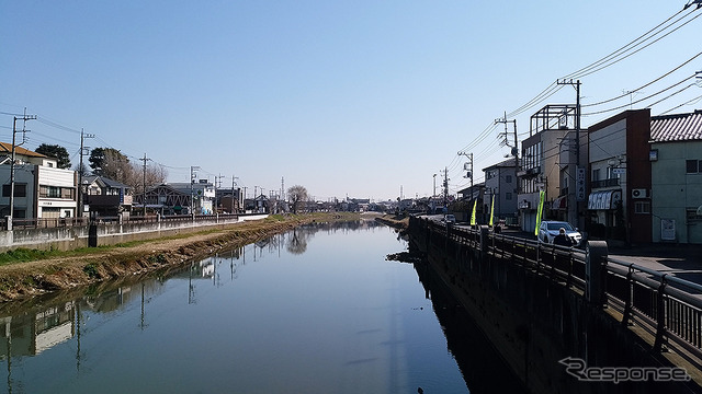 東武動物公園駅は、「杉戸駅」と名乗っていたころから、駅の東側を流れる大落古利根川の舟運や、日光街道(国道4号)杉戸宿の方向を向く東口を“玄関口”としていた