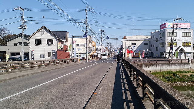 東武動物公園駅は、「杉戸駅」と名乗っていたころから、駅の東側を流れる大落古利根川の舟運や、日光街道(国道4号)杉戸宿の方向を向く東口を“玄関口”としていた