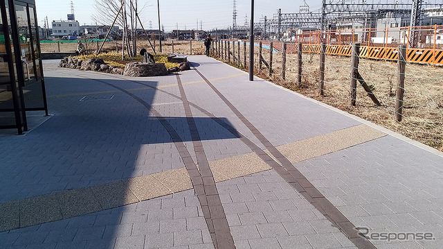 東武動物公園駅西口には、杉戸工場の面影をいまに残す線路やポイント切り替えレバーなどのモニュメントが