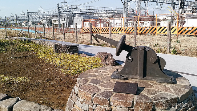 東武動物公園駅西口には、杉戸工場の面影をいまに残す線路やポイント切り替えレバーなどのモニュメントが