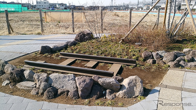 東武動物公園駅西口には、杉戸工場の面影をいまに残す線路やポイント切り替えレバーなどのモニュメントが