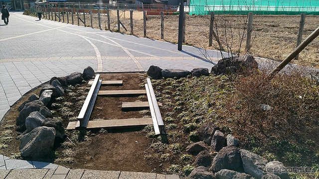 東武動物公園駅西口には、杉戸工場の面影をいまに残す線路やポイント切り替えレバーなどのモニュメントが