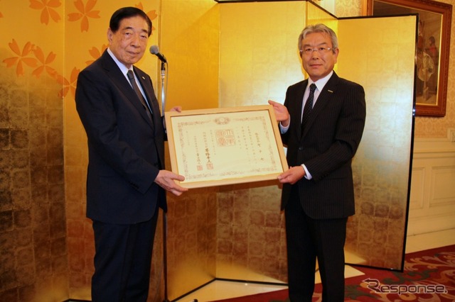 日本赤十字社 近衞社長(左)とヤナセ 折原代表取締役専務執行役員
