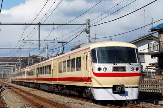 西武秩父駅では臨時SL列車と西武特急レッドアロー（写真）が並んで停車する。