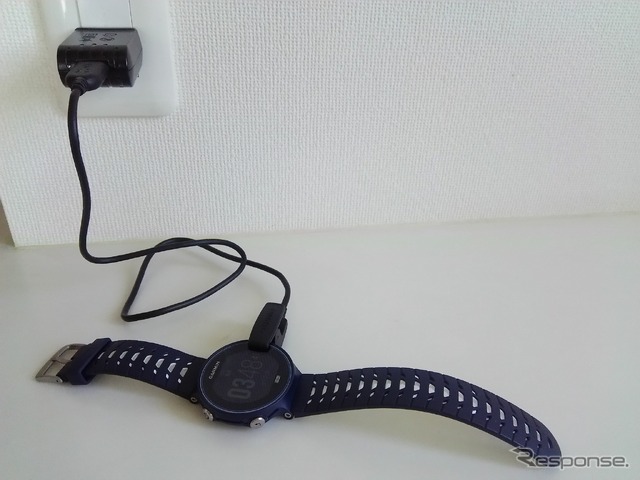 クリップタイプのUSBケーブルで充電する。アダプタがあれば通常のコンセントも使える
