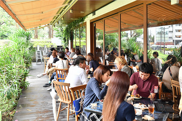 神宮外苑いちょう並木の一角、「ロイヤルガーデンカフェ青山店」に期間限定(6月23日~7月24日)で展開する「URBAN BBQ cafe」。アメリカ都市部でブームのBBQが楽しめる