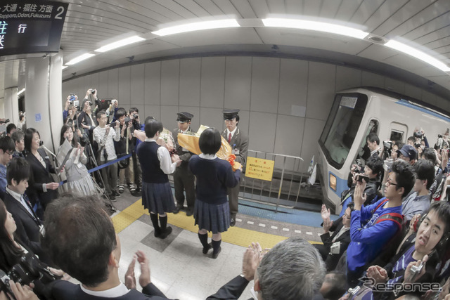 栄町駅では福住行きラストラン列車の発車前に乗務員への花束贈呈などのセレモニーが行われた。