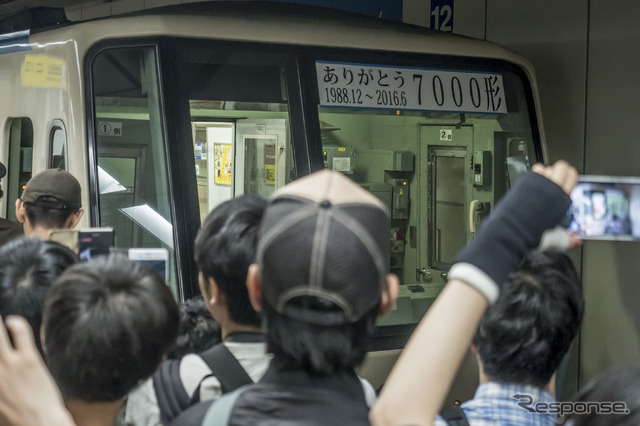 栄町駅に到着した福住から折返しのラストラン列車。7000形は「27年間、ありがとう」の声に包まれながら西車両基地へ引き上げた。