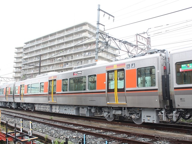 5号車のモハ323-501。