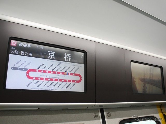 車内案内表示器は多言語対応。写真は中国語(簡体字)表示。