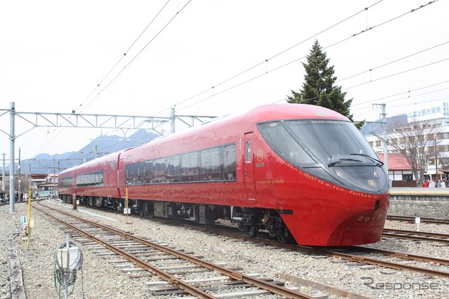『富士山ビュー特急』の8500系。富士山駅5周年記念のイベント列車『富士山ナイトビュー特急』で使用される。