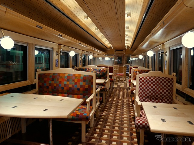 8500系の車内。『富士山ナイトビュー特急』では和食のおつまみなどが提供される。