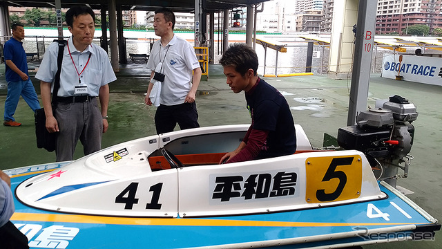 東京都出身、B型、1989年生まれ26歳の今泉友吾選手からアドバイスを受けて乗艇
