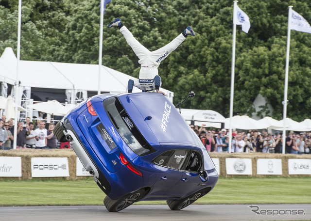 グッドウッドのヒルクライムに片輪走行で挑むジャガー F-PACE