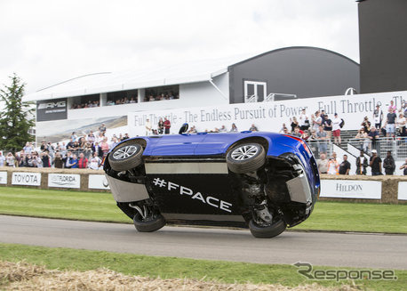 グッドウッドのヒルクライムに片輪走行で挑むジャガー F-PACE