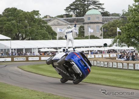 グッドウッドのヒルクライムに片輪走行で挑むジャガー F-PACE