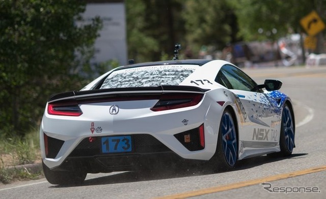 量産車クラスで優勝のホンダ NSX 新型