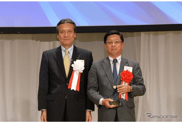 授賞式の様子(左:ダイハツ工業/三井 正則社長、右:富士通テン/山中 明社長)