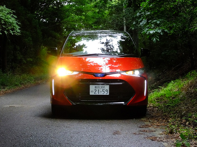 エスティマハイブリッド 写真のグレードは「AERAS SMART」 電気式4輪駆動方式(E-Four)/ブラック×レッドマイカメタリック/ホワイト合成皮革