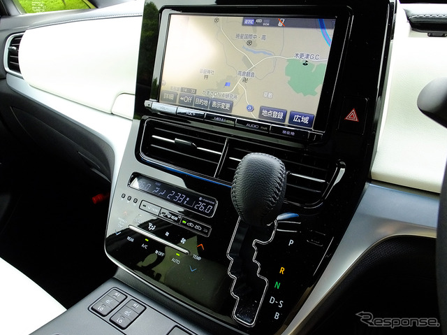 エスティマハイブリッド 写真のグレードは「AERAS SMART」 電気式4輪駆動方式(E-Four)/ブラック×レッドマイカメタリック/ホワイト合成皮革