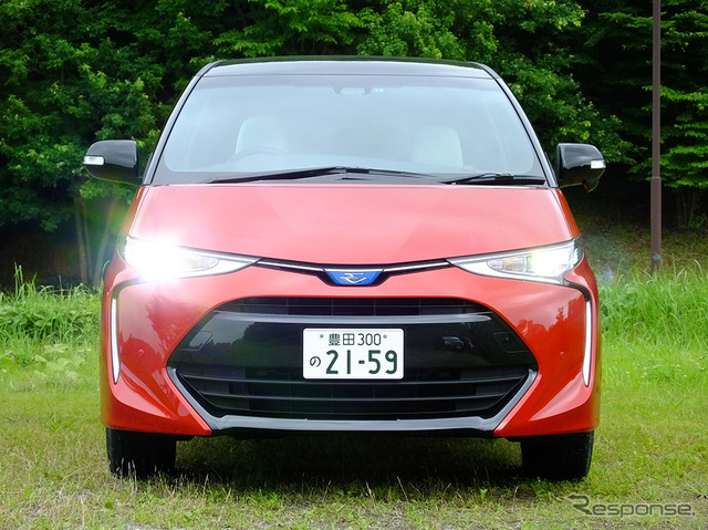エスティマハイブリッド 写真のグレードは「AERAS SMART」 電気式4輪駆動方式(E-Four)/ブラック×レッドマイカメタリック/ホワイト合成皮革